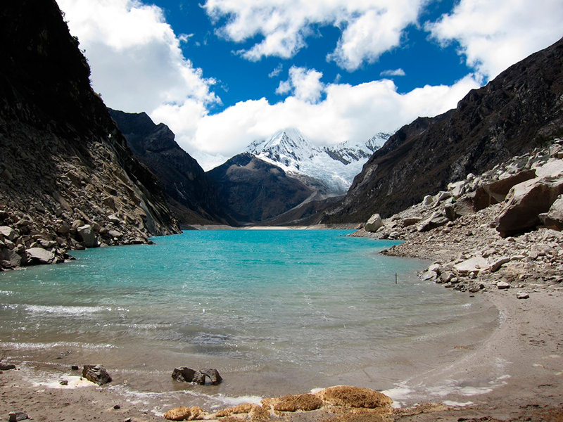 A cordilheira branca é uma atração imperdível para quem busca explorar o ecoturismo no Peru